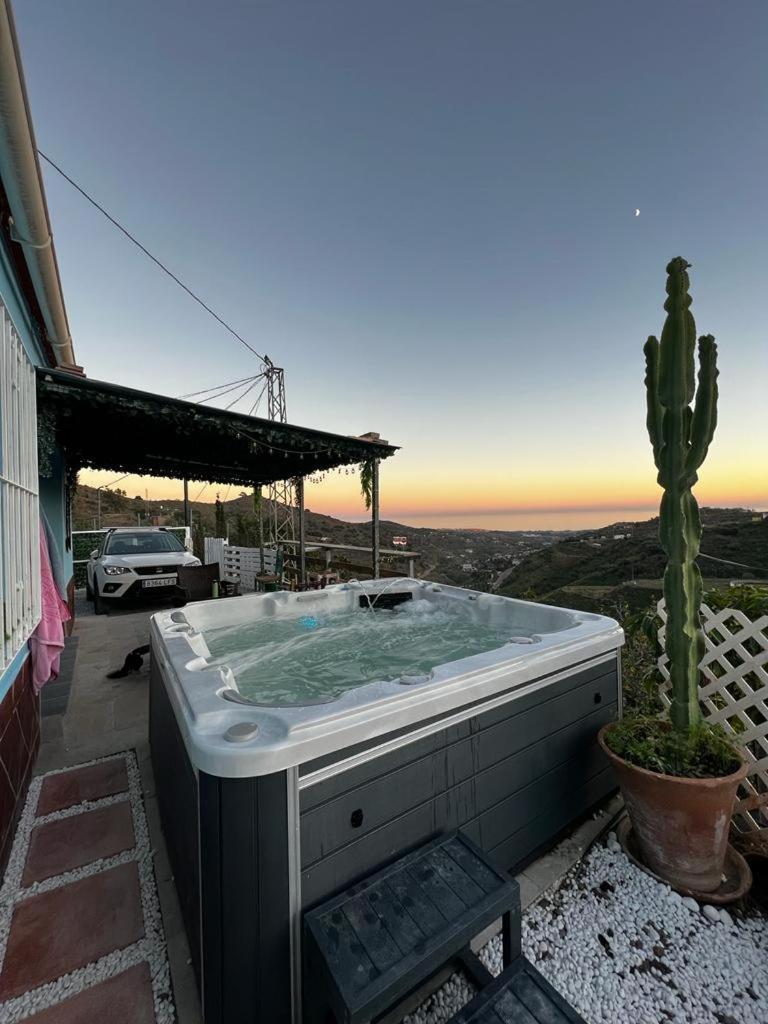Casa Rural Malaga Monkey Love Con Jacuzzi Iznate Exterior photo